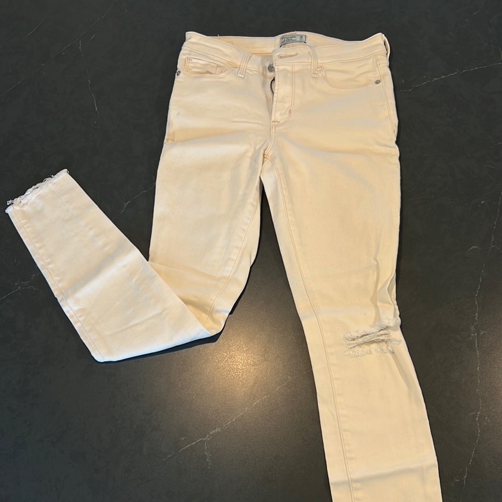 white skinny jeans with holes in the knees